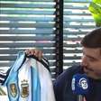 Após críticas nas redes sociais, narrador da CazéTV recebe camisa da Argentina; veja