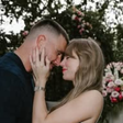 Sorteio de presentes, fila para comer e mais: jornal traz críticas de convidados do casamento de Taylor Swift