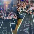 Palco cede durante show da Pocah: "Não suportou o peso das grandes gostosas"