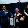 Pitbull entra para Guinness World Records após reunir o maior número de 'toucas de careca' em festival de Londres