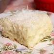 Bolo de coco gelado molhadinho e delicioso, com aquela calda dos deuses que todos adoram