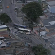 Ônibus são usados como barricadas por criminosos contra operação da PM no Rio