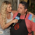 Ganhador de prêmio da Globo recebe Lívia Andrade ao vivo usando avental do MasterChef