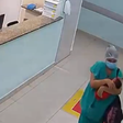Técnica de enfermagem é presa após tentar sair da maternidade com bebê dentro de uma bolsa