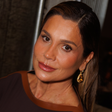 Flávia Alessandra prova elegância do marrom com look em dois tons para festa de revista