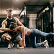 O que significa quando o seu corpo trava nos treinos e por que a mobilidade antes da musculação é o segredo médico para evitar lesões