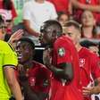 Feito para eliminar o erro humano na arbitragem, o VAR continua criando confusão. Por quê?