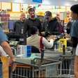 Harry Styles é visto em supermercado de ricaços em São Paulo
