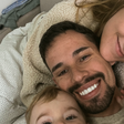 Viúvo de Isabel Veloso surge com a noiva e o filho em publicação e web não perdoa