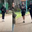 Harry Styles chega ao Brasil, dribla paparazzi e atende fã em loja de pão de queijo