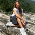 Patrícia Poeta aposta em 'tênis feio' e gravata para mala de viagem da China