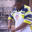 Perdeu tudo? Após acusações de calote, ex-MasterChef revela motivo de vender biscoitos nas ruas