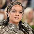 Rihanna volta aos palcos na e admite estar 'enferrujada'