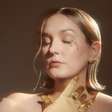 Julie Neff estreia álbum "fine." e faz a experiência da dor crônica virar música