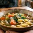 Receita de sopa cremosa de frango para aquecer seus dias frios