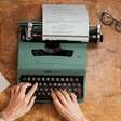 Máquina de escrever na decoração: 5 formas de usar o objeto vintage em casa