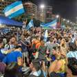 Argentinos provocam brasileiros com música em festa na Praia de Copacabana