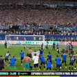 Jogadores argentinos comemoram com faixa das Malvinas em campo