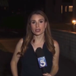 Barata voadora pousa em repórter de televisão durante entrada ao vivo