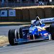 F1: "Daria para dormir nele", brinca Damon Hill ao pilotar Williams de 1996 em Goodwood