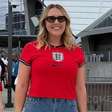 Esposa de Harry Kane aposta em visual com chinelo e bolsa de luxo em jogo contra Argentina