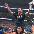 Messi é carregado nos ombros e celebrado por time após vitória da Argentina contra a Inglaterra