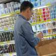 Ator 'garotão' aos 70 anos é flagrado nas compras em mercado das celebridades em SP
