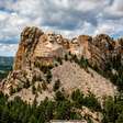 Monte Rushmore transformou uma montanha de granito em quatro rostos gigantes esculpidos na paisagem