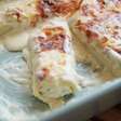 Panqueca 3 queijos muito bem recheada com um molho branco incrível e muito queijo, para você gratinar e arrasar