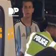 Vídeo: polícia "salva" argentino que comemorou vitória sobre a Inglaterra em Londres