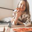 Por que evitar guardar pizza na geladeira na própria caixa?