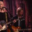 Phoebe Bridgers estreia "Lost Boys" em programa de TV acompanhada por banda mirim