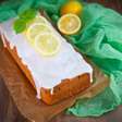 A receita de bolo de limão com iogurte natural que deixa a massa incrivelmente fofinha
