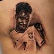 Influenciadora diz que se arrependeu de tatuagem em homenagem a Vini Jr