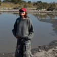 De calça cargo a tons terrosos: veja 4 looks da mala de viagem da Sasha pela África