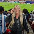 Namorada de zagueiro da Argentina abandona uniforme e fica 'em cima do muro' em jogo contra Inglaterra