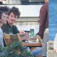 Look comfy cinza com pitada de luxo: Bruna Marquezine aposta no conforto, mas item de R$ 1.629 rouba a cena em novo café da manhã com Shawn Mendes no RJ