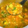 Sopa cremosa muito saborosa e fácil, com aquele tempero especial de vó, perfeita para o jantar da família