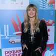Carolina Dieckmmann mostra ar fashion do veludo na pré-estreia do filme 'Pequenas Criaturas'
