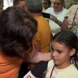Menina surpreende repórter da Globo ao vivo ao chorar e falar da mãe falecida: 'Eu quero muito ter uma'