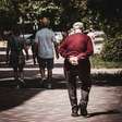 Psicologia explica por que algumas pessoas caminham com as mãos para trás e o motivo vai além do conforto