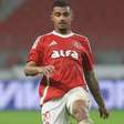Internacional afasta Clayton Sampaio e busca negociar zagueiro