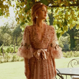 Marina Ruy Barbosa usa look romântico com bolsa em formato de gato de R$ 30 mil em casamento na França