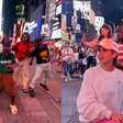 Crianças de Uganda dançam na Times Square dias antes de se apresentar com Shakira na final da Copa