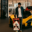 Podemos não ter uma McLaren ou uma Ferrari em casa, mas, graças a este cavalheiro, podemos construir esculturas de papel de carros lendários