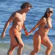 Mari Saad exibe barriga de grávida na praia e troca beijos apaixonados com Rômulo Arantes Neto. Veja fotos do casal!