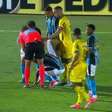 Amuzu, do Grêmio, deixa estádio de ambulância após protocolo de concussão
