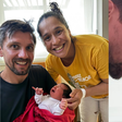 Ex-zagueiro do Corinthians faz parto da filha no carro: 'Minutos mais longos da vida'