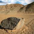 O mistério das pedras que andam sozinhas no deserto algumas com mais de 300 quilos