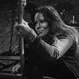 Morre Jennifer Finch, baixista do L7 e pioneira do grunge, aos 59 anos